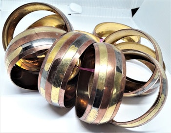 Brett, stelt metallarmband, guldfärgat