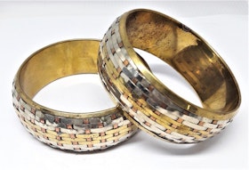 Brett, stelt metallarmband, guldfärgat, mönstrat