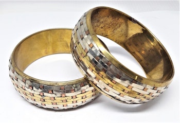 Brett, stelt metallarmband, guldfärgat, mönstrat