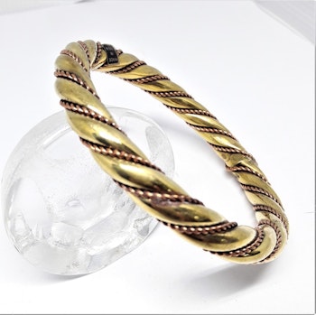 Stelt smalt guldfärgat armband