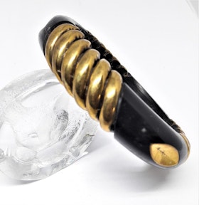 Stelt armband med guldfärgade ränder