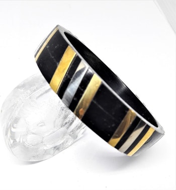Stelt armband med guld- och silverfärgade ränder