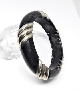 Stelt armband med 3 silverfärgade ränder