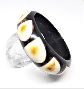 Stelt armband svart/vitt, av buffelben-/horn, E