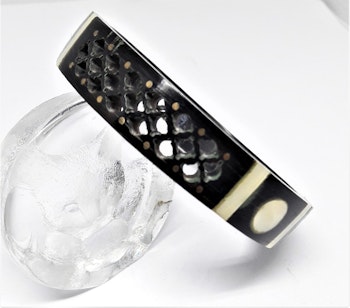 Stelt armband av trä med genombrutet mönster