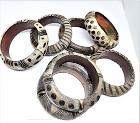 Stelt armband av trä med varierande mönster