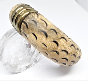Stelt armband av trä med ormskinnsmönster och 3 ränder