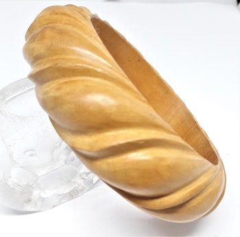 Stelt armband av trä med ljust vridet mönster