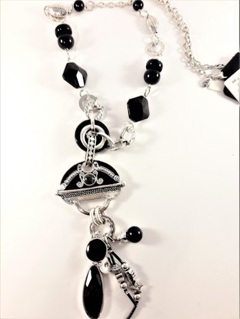 Detaljrikt halsband med kedja och många detaljer i svart och silverfärg