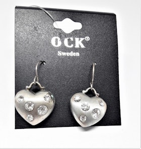 Örhänge med silverfärgat hjärta och strass