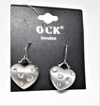 Örhänge med silverfärgat hjärta och strass