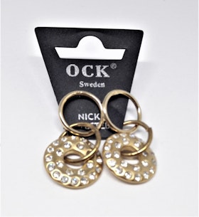 Örhänge med guldfärgade ringar och strass
