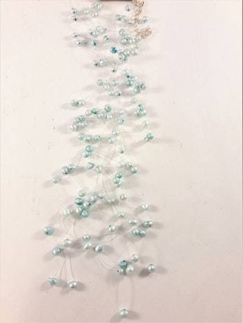 Flerradigt halsband med dekorationer i blått