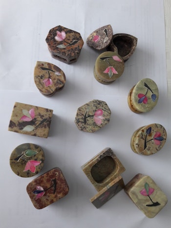 Vacker liten lockask i sten, med blomintarsia i locket, flera formvarianter