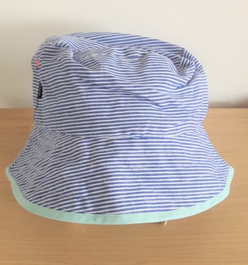 Ziestha sommarhatt, blå/vit-randig, storlek Medium