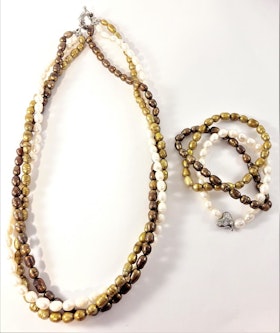 Set med treradigt halsband och armband pärlor i brunt, beige och vitt