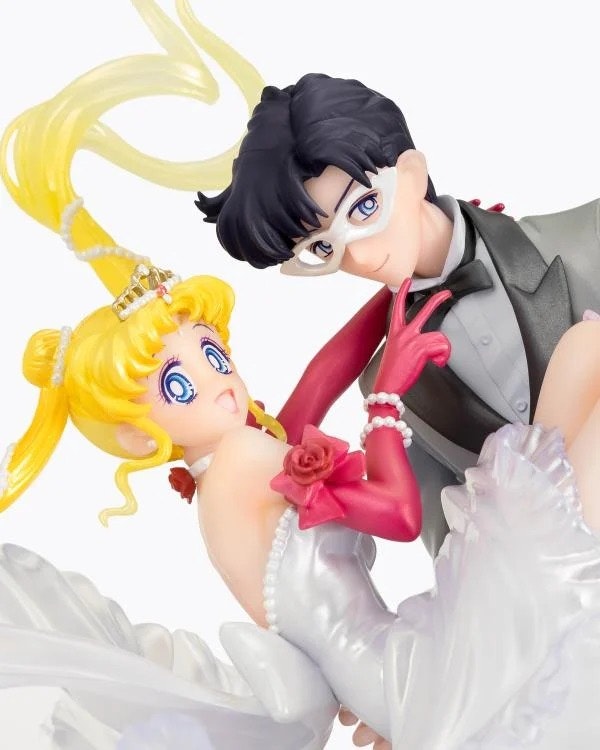 Sailor Moon Figuarts ZERO Chouette Usagi and Tuxedo Mask (Moonlight Glow Edition)