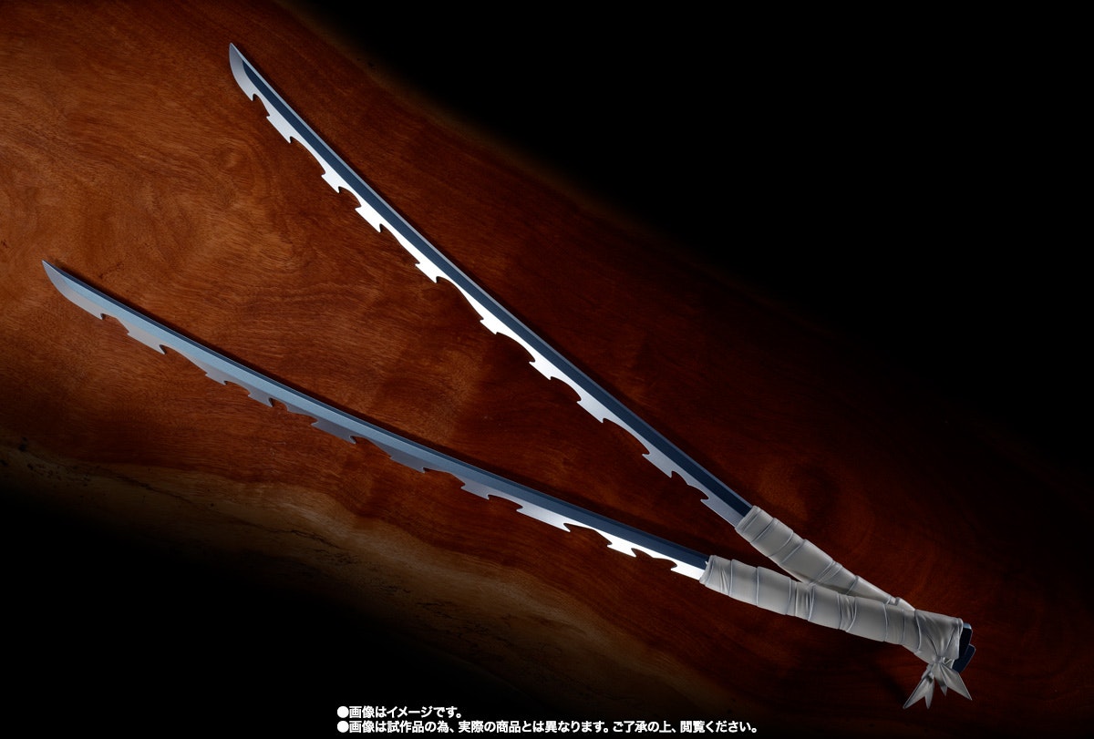 Demon Slayer: Kimetsu no Yaiba Proplica Inosuke Hasiraba's 1/1 Nichirin Sword