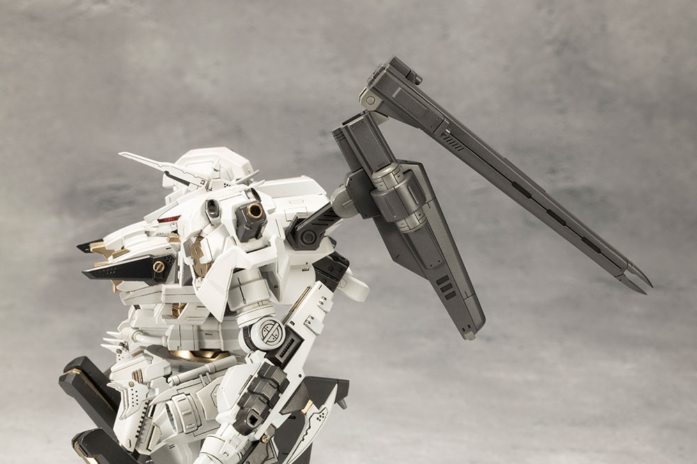 Armored Core: For Answer Variable Infinity Rosenthal CR-Hogire Noblesse Oblige (Full Package Ver.) 1/72 Scale Model Kit