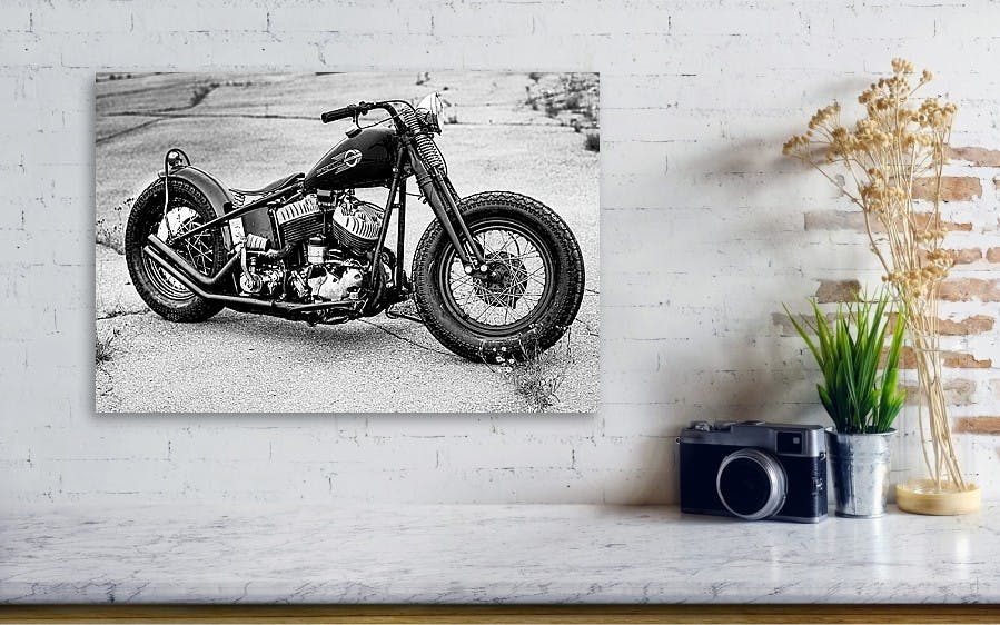 Fotografi tavla av en Harley Davidson.