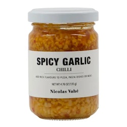 Nicolas Vahe hackad vitlök i chiliolja