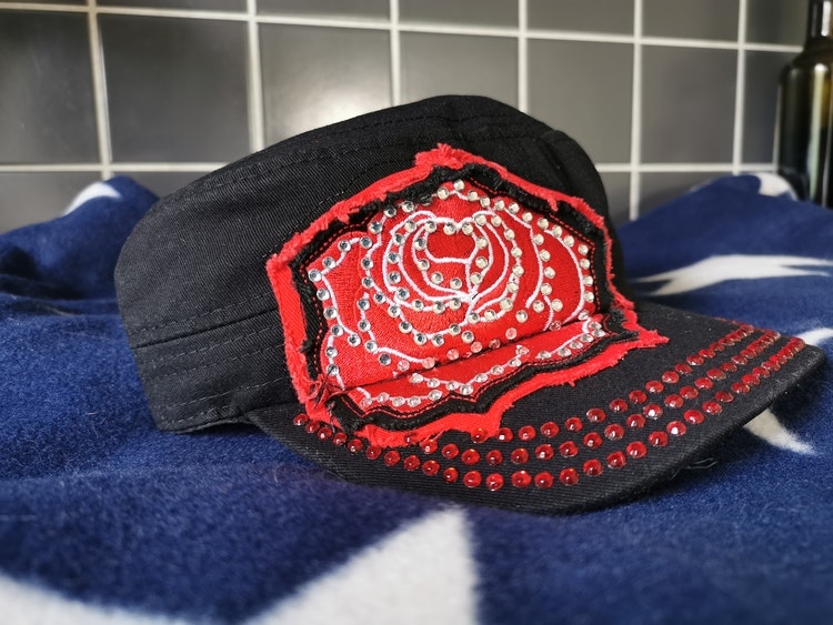 "Ros" keps svart