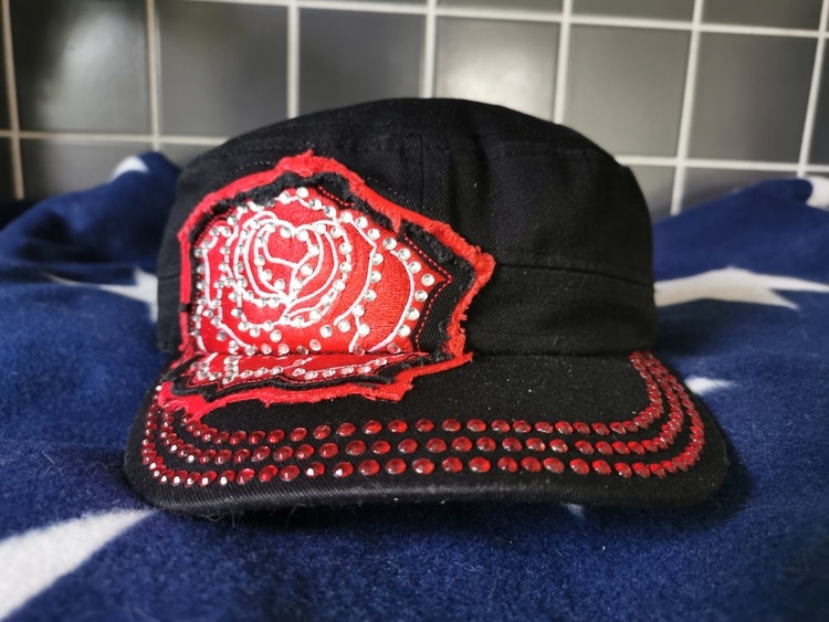 "Ros" keps svart