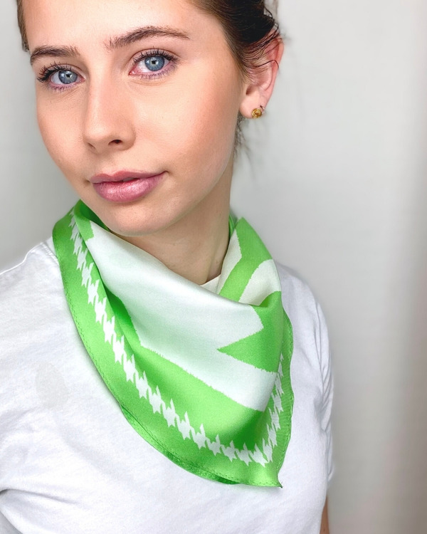 HELENA SAND Diamond shaped scarf  100% silk 100% light 100% attitude in Paradise green