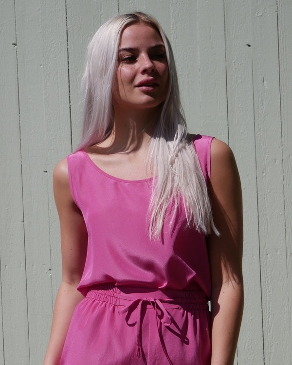 HELENA SAND tank top in premium fabric - FUCHSIA PINK / STARK ROSA. Nice details. Linne med exklusiv känsla som passar både vardag och fest.