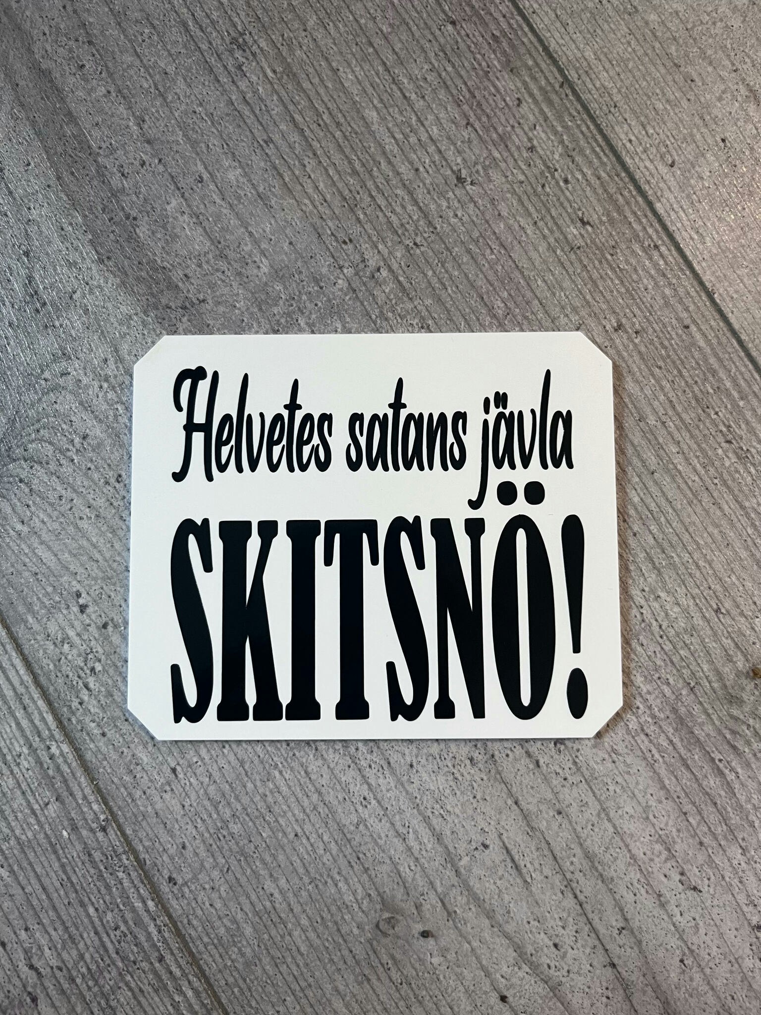 ISSKRAPA, SKITSNÖ!