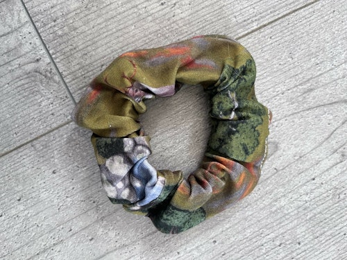 SCRUNCHIE, FJÄLLEN