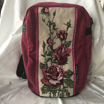 Ryggsäck i sammet m handbroderi
