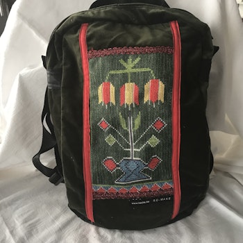 Ryggsäck i sammet m handbroderi