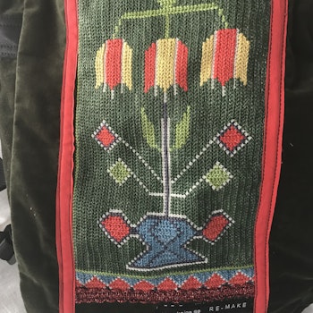 Ryggsäck i sammet m handbroderi