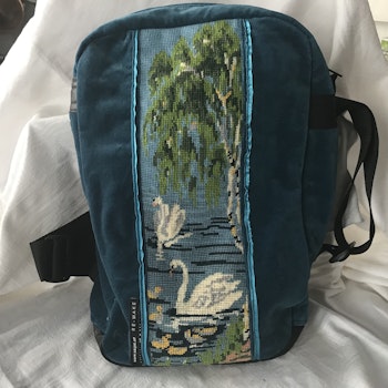 Ryggsäck i sammet m handbroderi