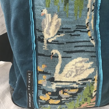 Ryggsäck i sammet m handbroderi