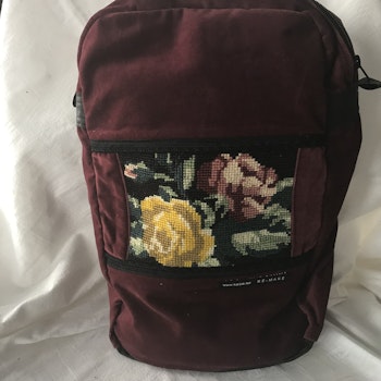 Ryggsäck i sammet m handbroderi
