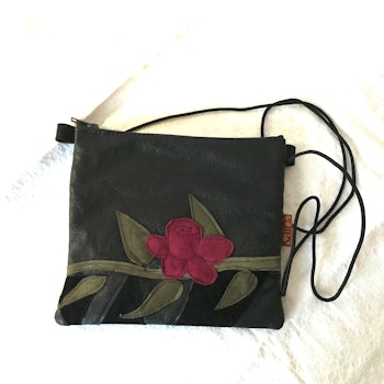 Liten Skinnväska m rosenmotiv