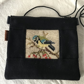 Liten broderad väska
