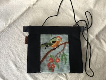 Liten väska m handbroderi
