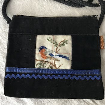 Väska i sammet m broderi