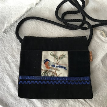 Väska i sammet m broderi