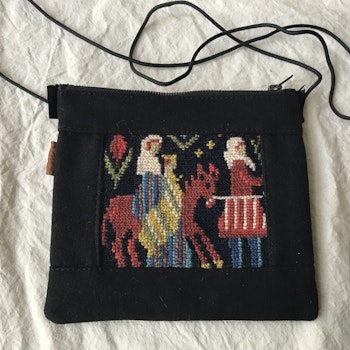 Liten broderad väska