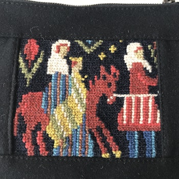 Liten broderad väska