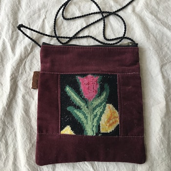 Väska i sammet m broderi