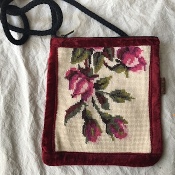 Väska i sammet m broderi