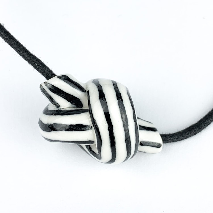Halsband Knuten av Tove Tengå