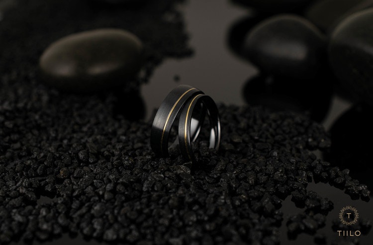 Svart titan med inlagt 18k guld, par