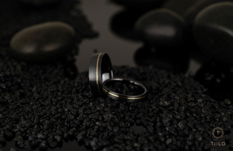 Svart titan med inlagt 18k guld, par