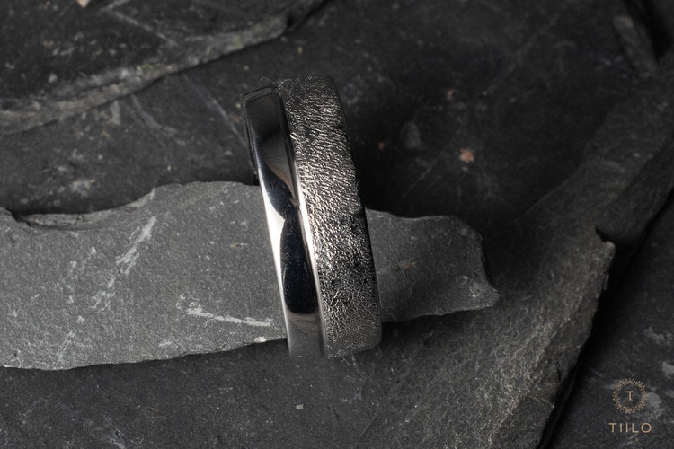 Titanring med nålhamrad yta